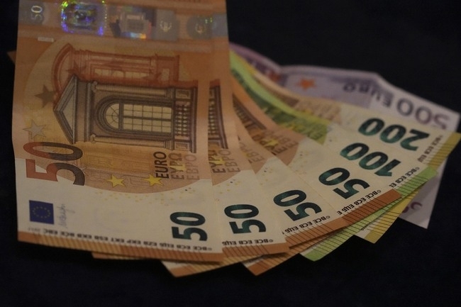 Еврото се търгува над прага от 1,12 долара в междубанковата търговия