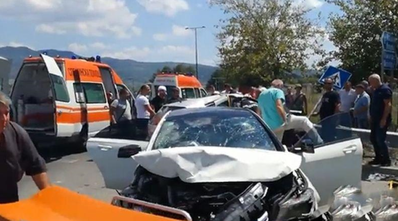 Жена е със счупен крак след катастрофа между камион и