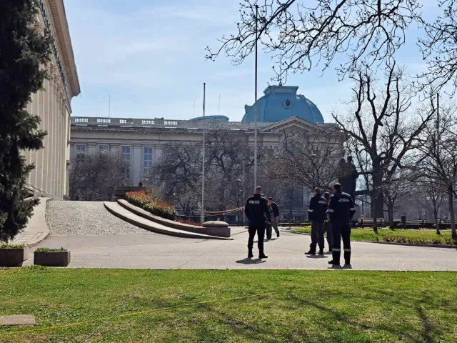 Забравен куфар пред Националната библиотека Св св Кирил и Методий