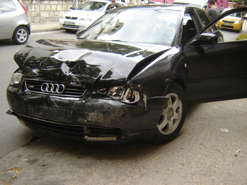 15 годишен хлапак седна зад волана на лека кола Ауди