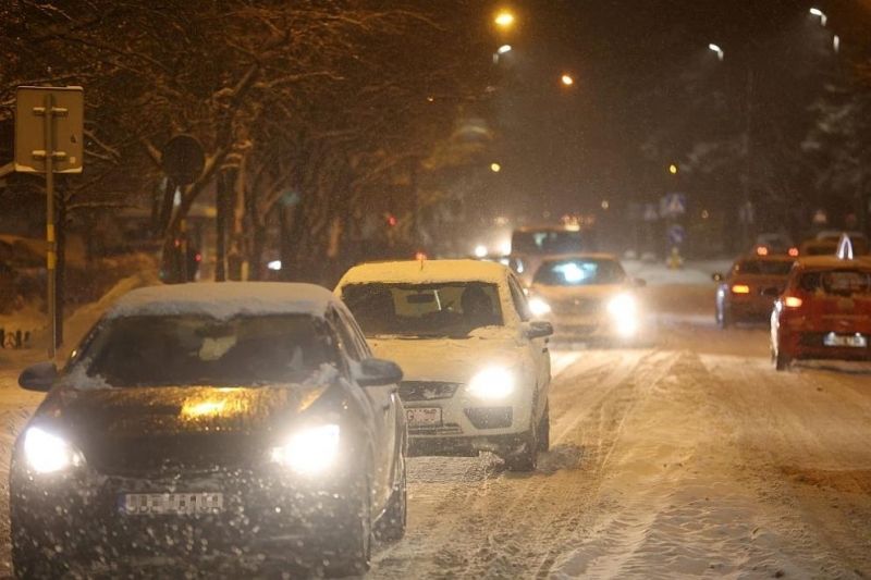 Силен снеговалеж в Северна Англия принуди шофьорите да потърсят подслон или да прекарат нощта в колите си, и