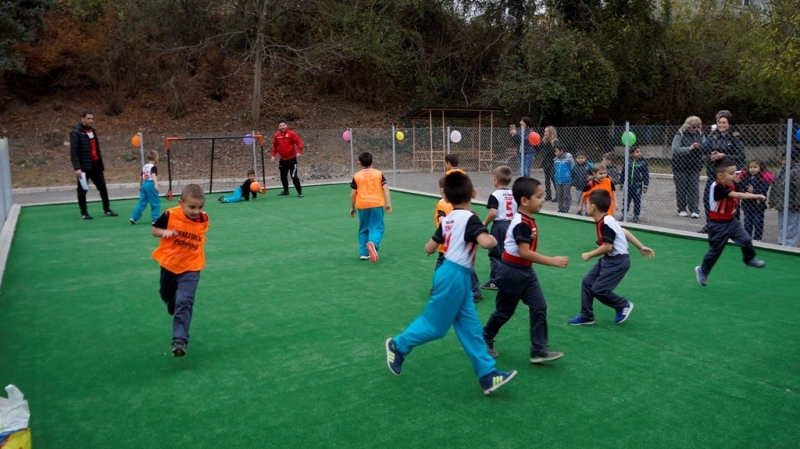 Мини футболно игрище бе открито днес в ДГ Мир