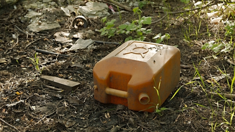 71 годишен мъж удари с туба и заля с бензин по