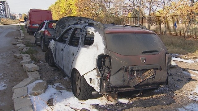 Запалена кола вдигна на крак огнеборци в Бяла Слатина научи