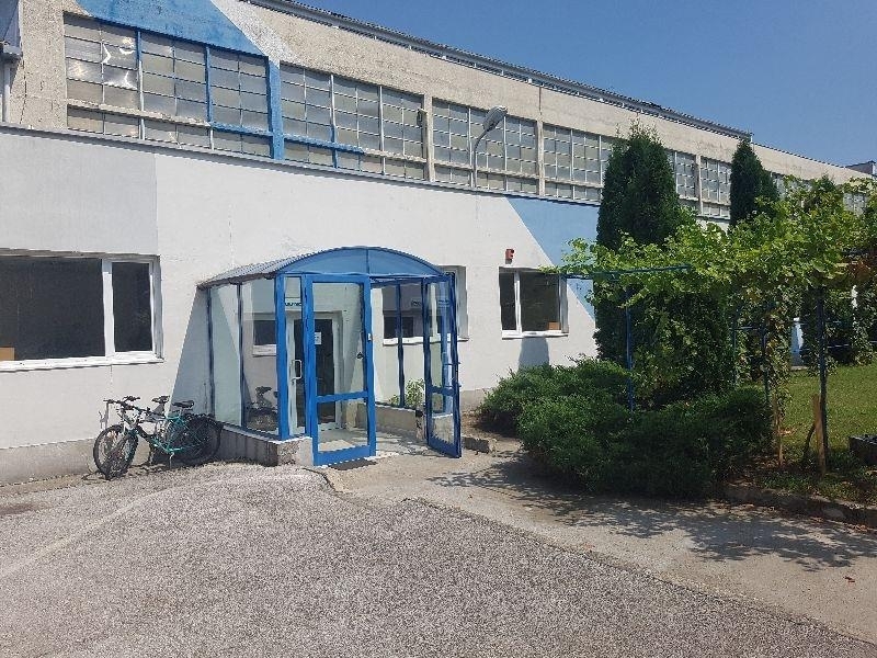 Частен съдебен изпълнител обяви на търг огромна промишлена сграда във