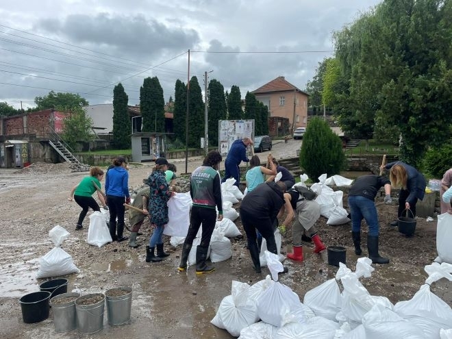 Отстраняват щетите от наводнението в село Лиляче /снимки/