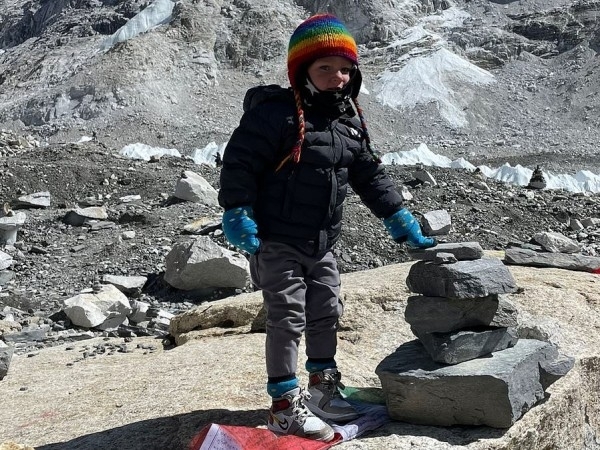 Двегодишно британско момченце стана най младият човек достигнал базовия лагер по