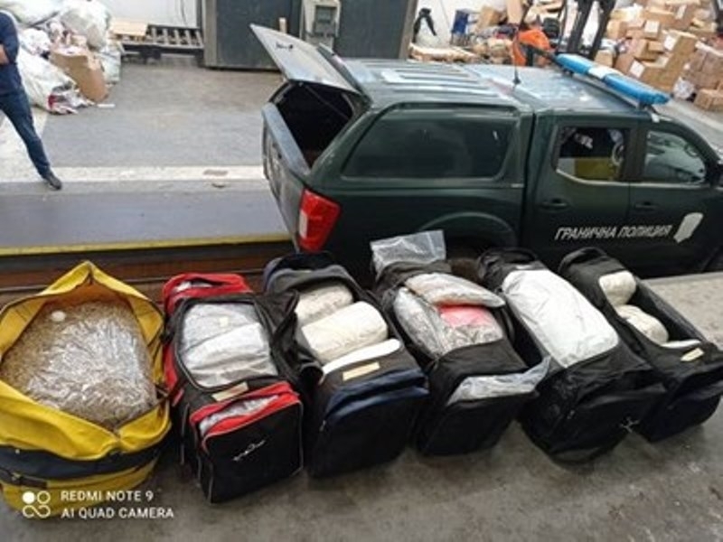 Откриха шест сака укрити в ниша в една от стените