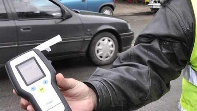 Щракнаха белезниците на мъж, юркал автомобила си пиян из врачанските улици