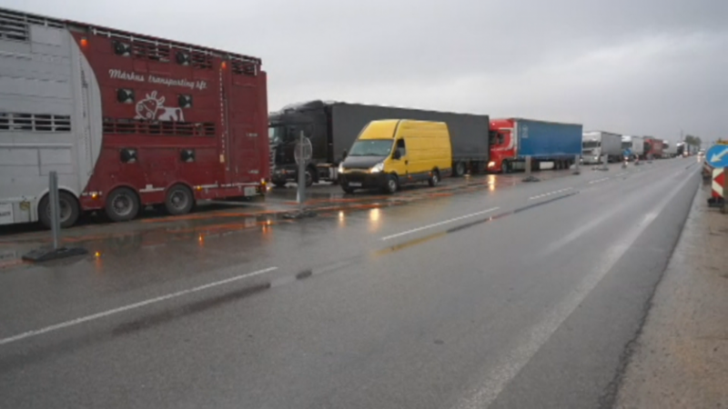 Почти денонощие шофьори чакат на граничния пункт с Румъния на