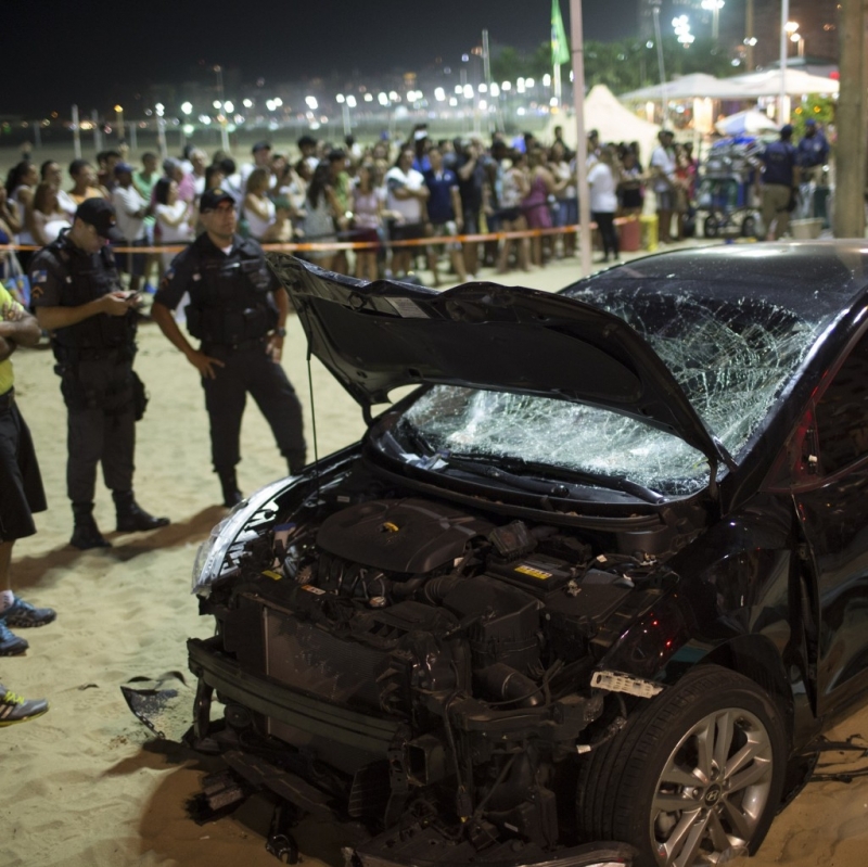 Бебе загина и 17 души бяха ранени когато кола изскочи