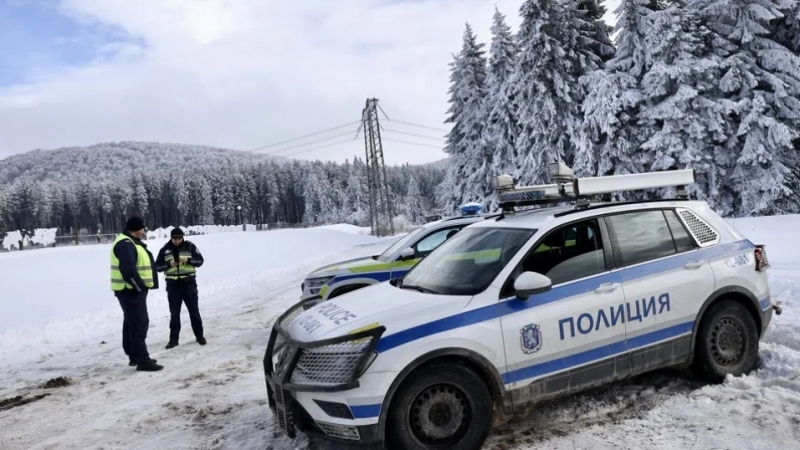 Мъж е задържан във връзка с тройното убийството край хижа
