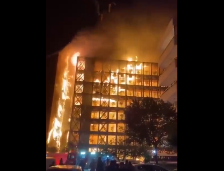 Голям пожар обхвана тази нощ осеметажен луксозен жилищен комплекс в