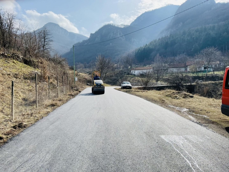 Асфалтират пътя за водопад Боров камък край село Згориград съобщиха