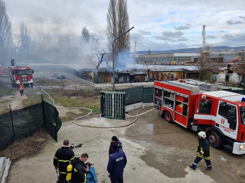 Голям пожар се разгоря под Аспарухов мост пише 24 часа