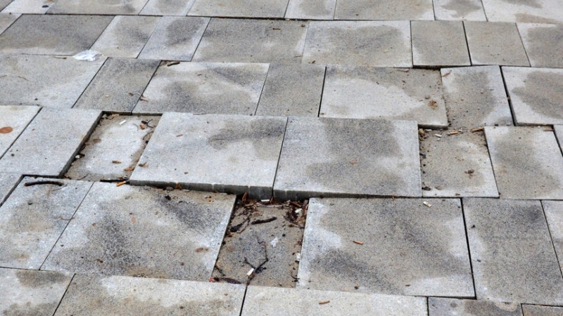 Хлапаци са откраднали плочки от тротоар в Роман съобщиха от