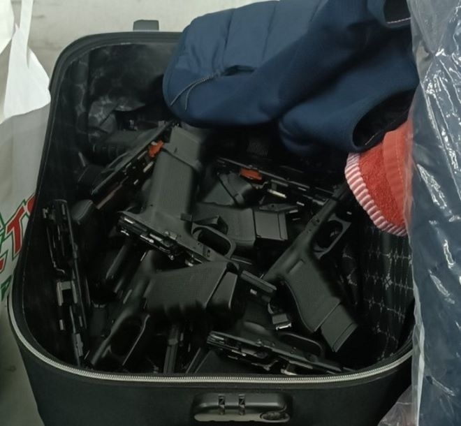 Митнически служители задържаха 18 рами за пистолети, укрити в куфар