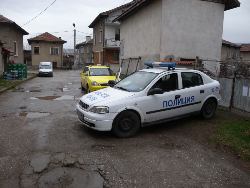 Полицаи издирват злосторници потрошили и обрали къща във Вършец научи