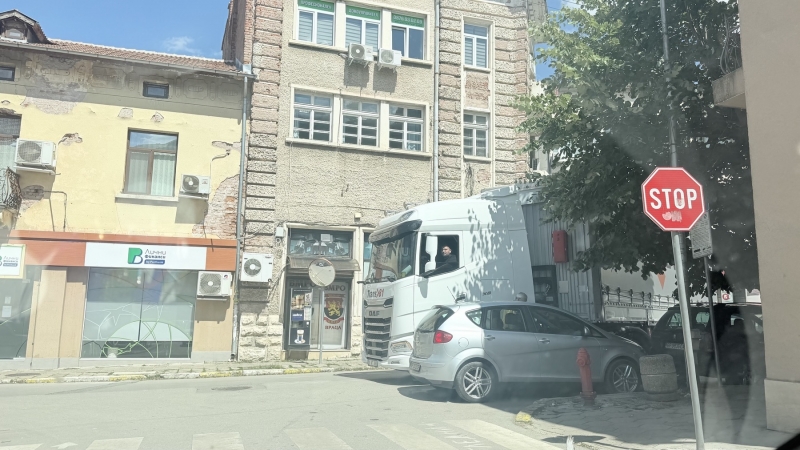 Турски ТИР нахлу в центъра на Враца научи агенция BulNews