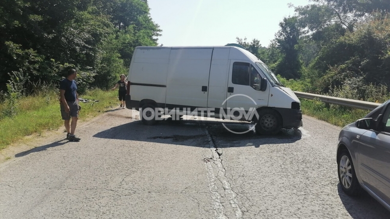 Челен сблъсък между бус и лек автомобил затвори пътя София Варна