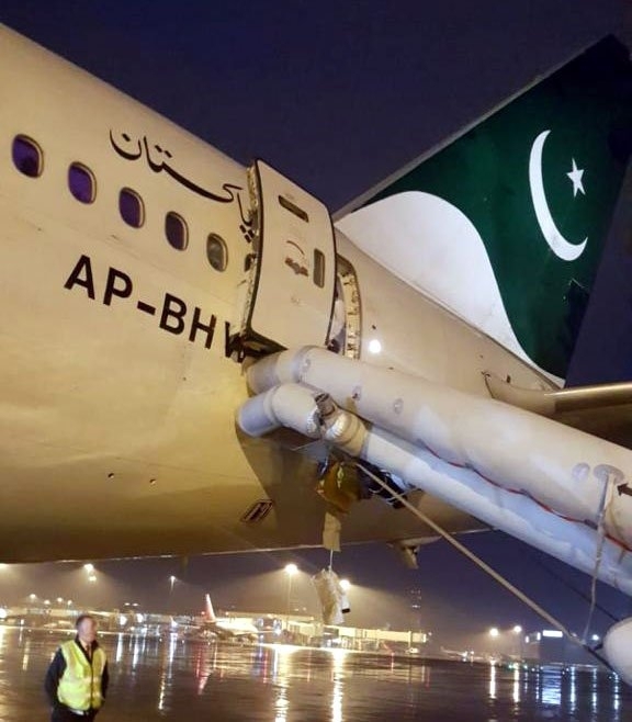 Пътник на полет от Великобритания за Пакистан предизвика сериозни закъснения на