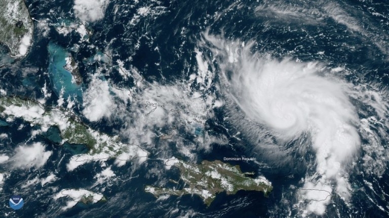 Тропическата буря Умберто удари Бахамските острови с поройни дъждове и