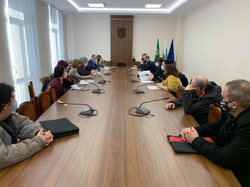 На провелите се консултации в местната администрация представителите на политическите