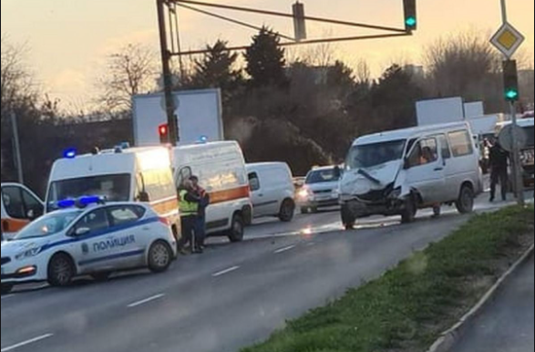 Дете е пострадало при катастрофа между автобус и софийска кола