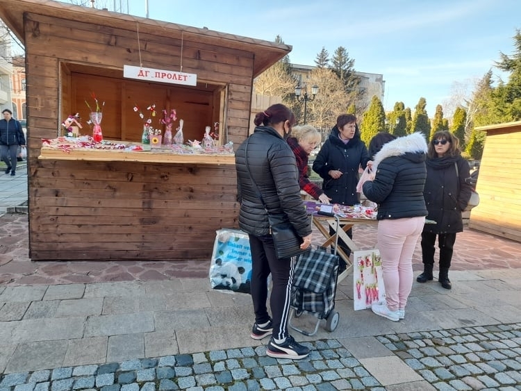 Традиционният първомартенски базар в Оряхово отвори врати съобщиха от местната