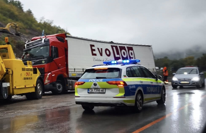 Катастрофа с камион е станала на пътя Мездра Ботевград научи