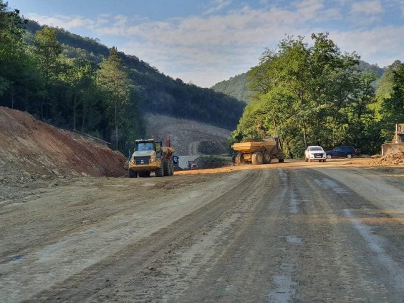 Над 50 машини работят в рамките на 8 километровия участък от