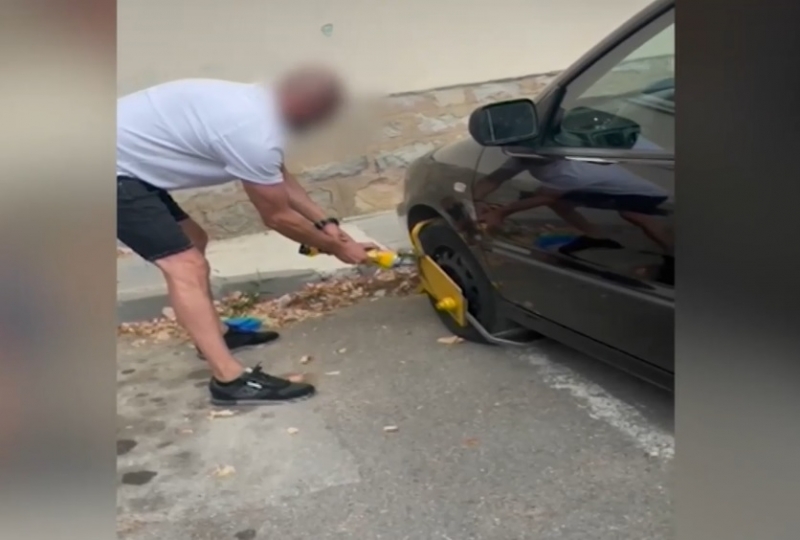 Клип с демонстративно премахване на скоби от автомобил във Враца