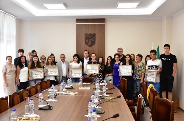 В заседателната зала на община Враца днес бяха връчени наградите
