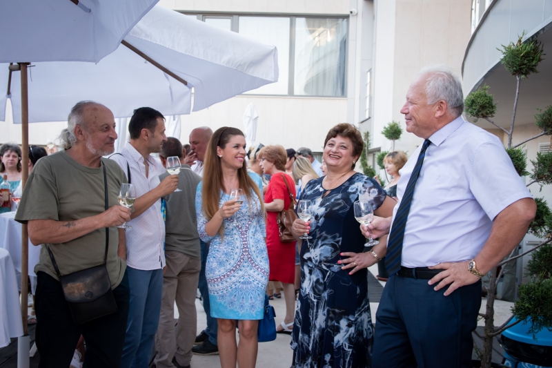 Вечер на виното събра десетки ценители на качествените напитки в