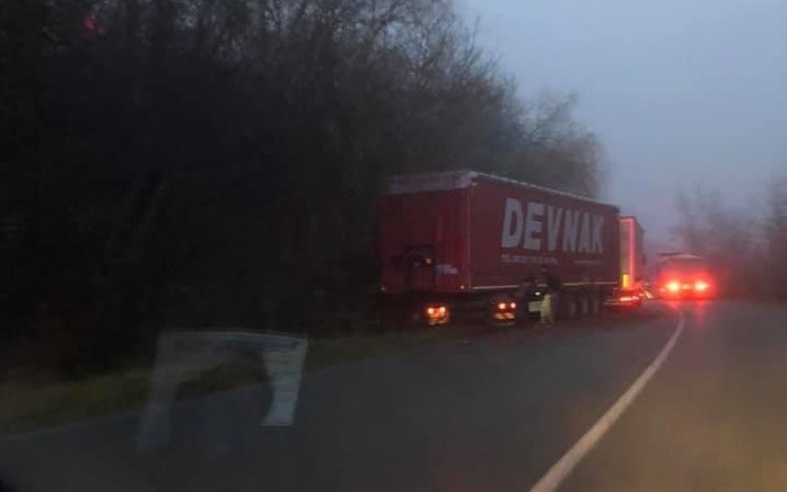 Катастрофиралият турски ТИР блокирал за часове главен път Е 79 между