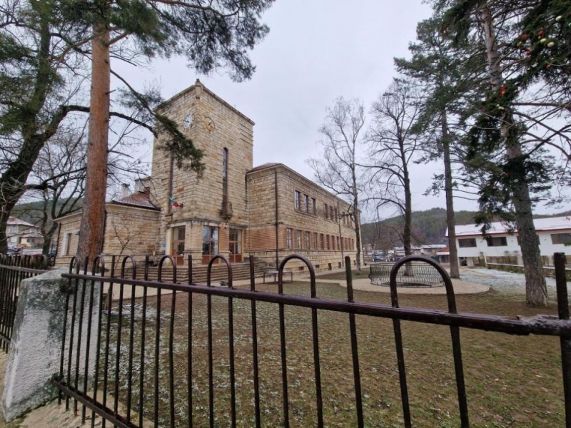 Частното училище Космос  в село Осоица Софийска област замесено в