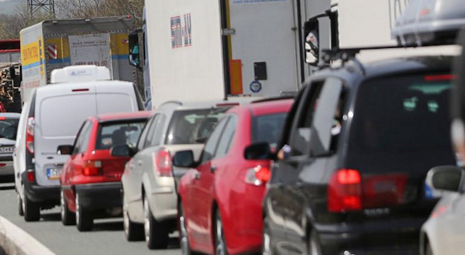 Пътна полиция предприема мерки срещу интензивния празничен трафик в цялата