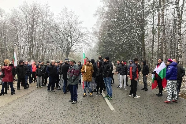 Близо 100 човека се събраха в началото на прохода Петрохан