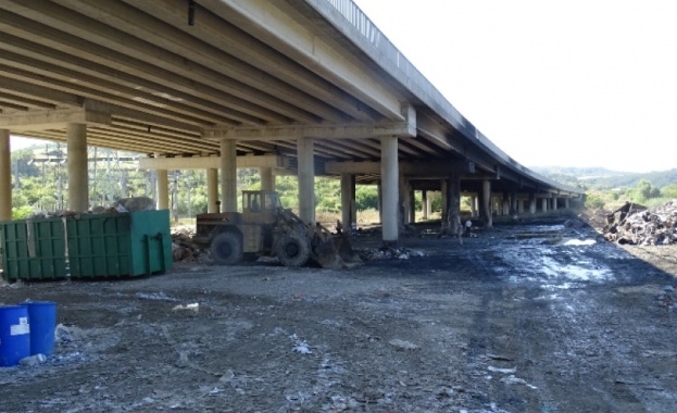 Опасните отпадъци съхранявани под моста на магистрала Струма все още