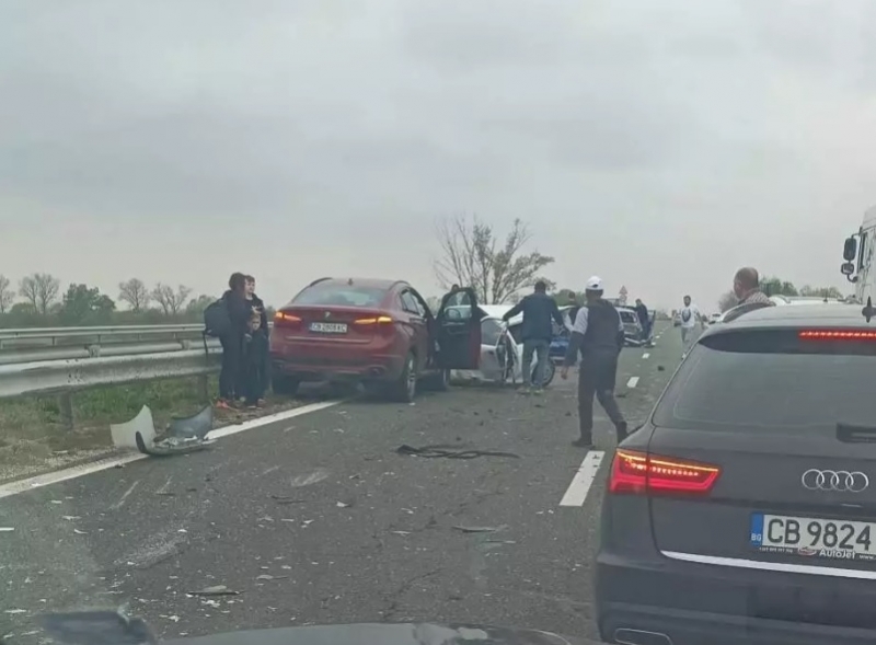 Адска катастрофа между няколко леки коли стана на стотния километър