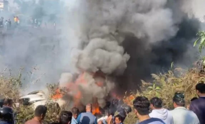 Пътнически самолет със 72 души на борда се разби в