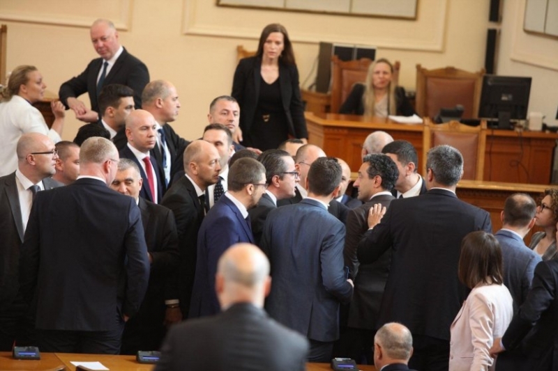 Бой в парламента /снимки/