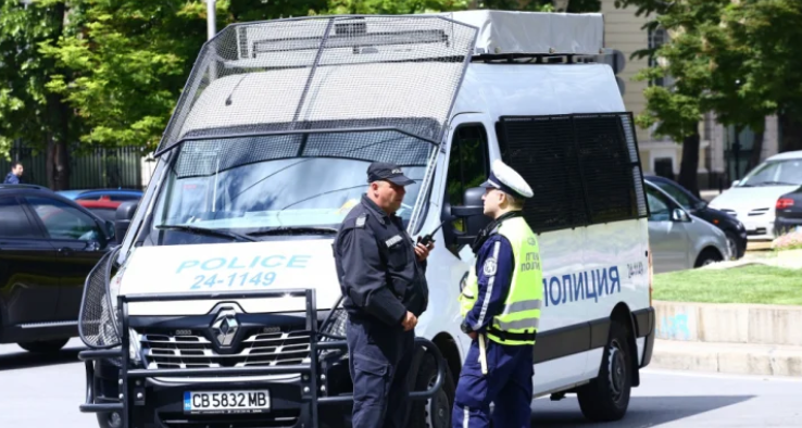 Млада танцьорка е сложила край на живота си след като се