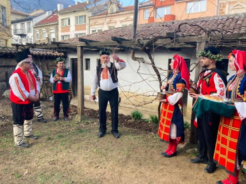 С ритуала Зарязване в двора на Димитракиевата къща в Етнографско възрожденски