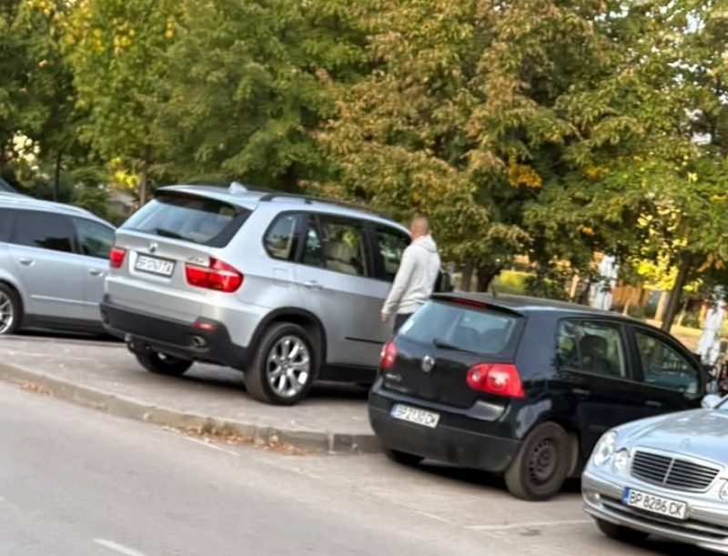 От зор да е тарикат! Некадърен шофьор спря БМВ на тротоара край парк във Враца, „благословиха“ го подобаващо /снимка/