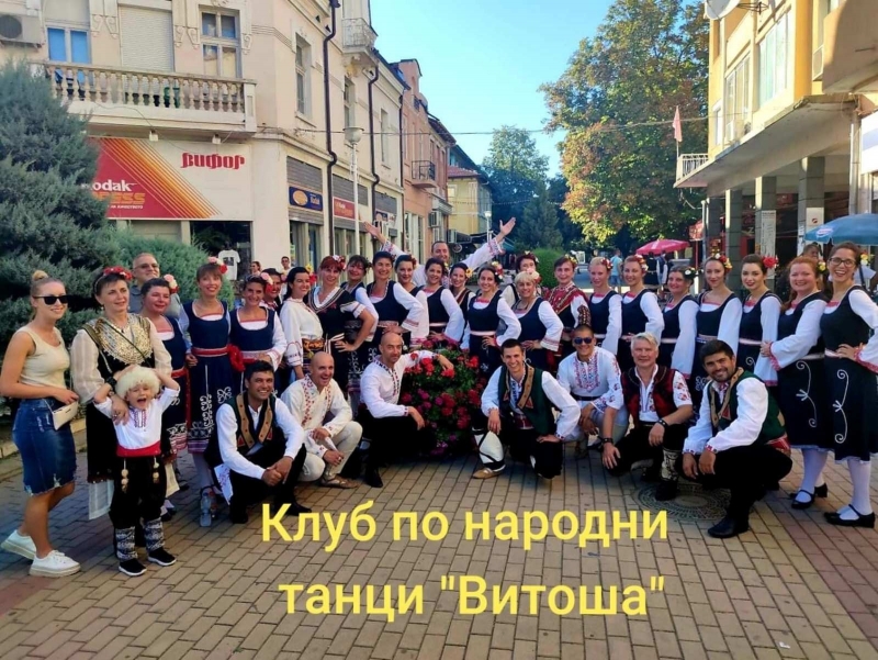 Правят възстановка на Витошанска сватба пред хотел "Кипарис" във Врачанския