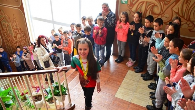 Първо място златен медал и значка спечели Никол Илиева възпитаничка