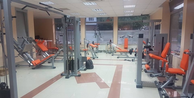 Неуравновесен мъж вилня във фитнес клуб на центъра на Козлодуй