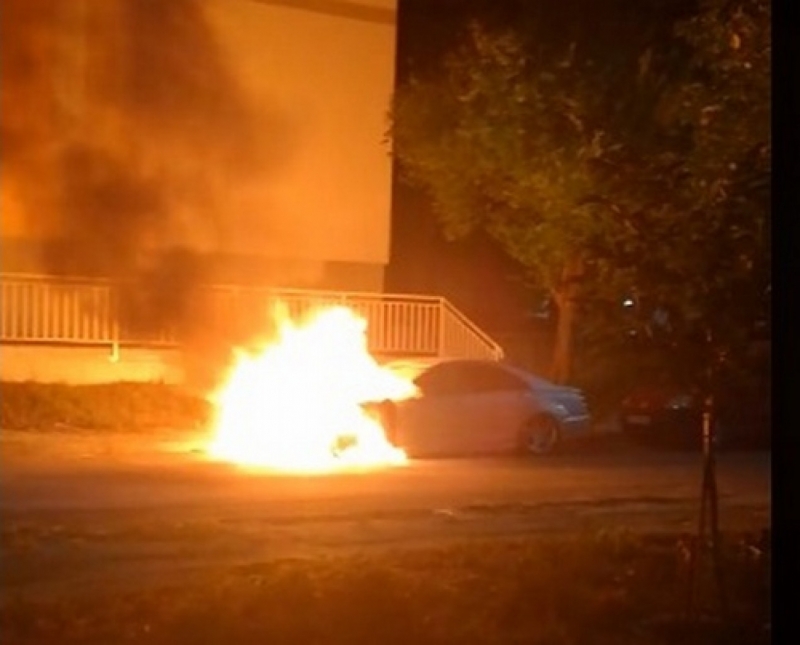 Запалиха два Мерцедес а в Мездра съобщиха от МВР във Враца