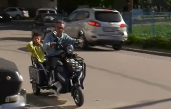 Мъж от Пловдив купи нова триколка на 9 годишния Юлиян от